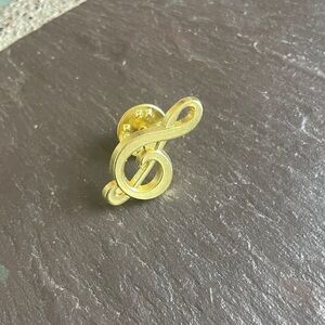 Elegant Gold Treble Clef Brooch
